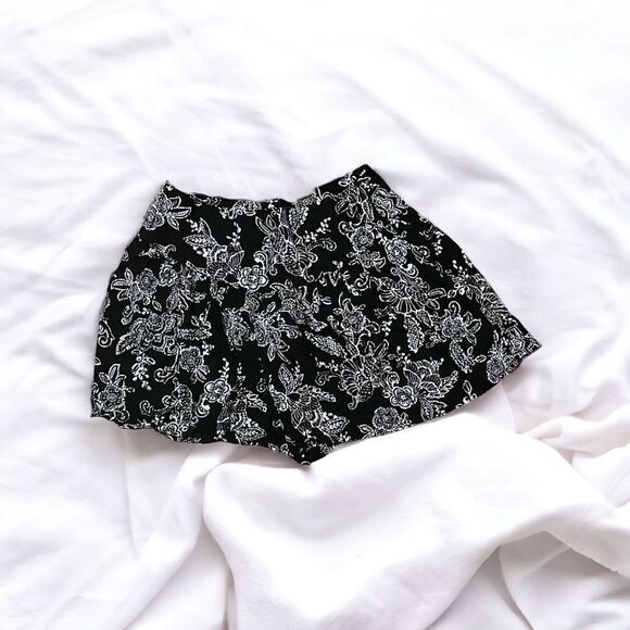 NEW WITH TAG Forever 21 Black and White Flower Print shorts, size small - Picture 1 of 3